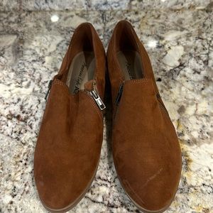 American Eagle brown suede shoe
